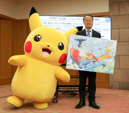 石川県庁を訪れたポケモンのキャラクター「ピカチュウ」と写真に納まる山野之義知事=14日午後
