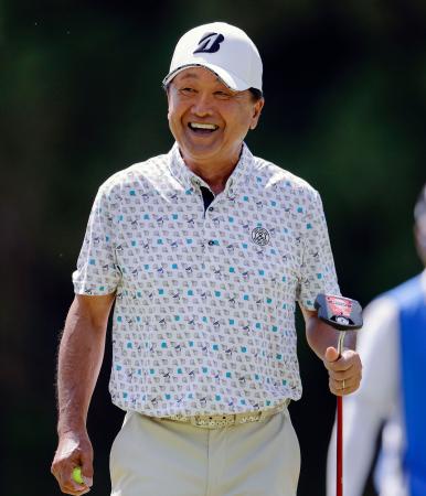 第１日、８番でバーディーを奪い笑顔の倉本昌弘。３オーバーで６６位＝茨木ＣＣ