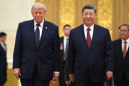 北京の人民大会堂で夕食会に臨むトランプ米大統領（左）と中国の習近平国家主席＝１４日（ＡＰ＝共同）