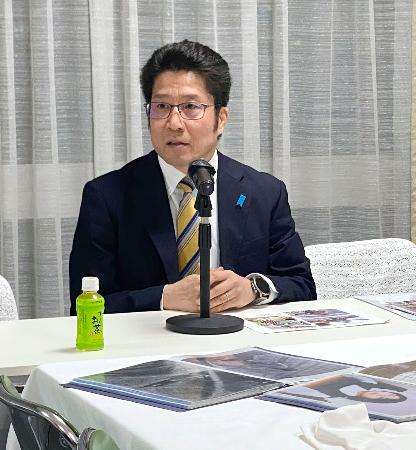 記者会見する拉致被害者家族会の横田拓也代表＝１４日午後、東京・永田町の自民党本部