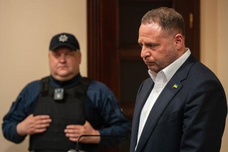 １２日、ウクライナ・キーウの高等反汚職裁判所に姿を見せたイエルマーク前大統領府長官（ゲッティ＝共同）