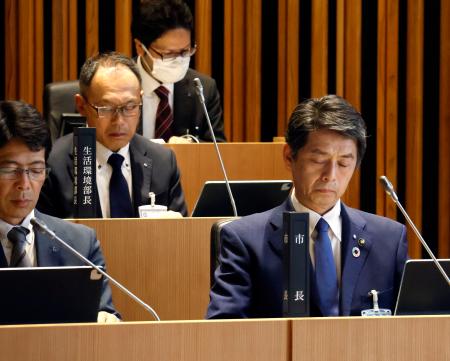 茨城県石岡市議会で不信任決議について説明を聞く谷島洋司市長（前列右）＝１４日午後
