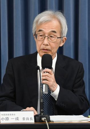 政府の地震調査委員会の会合後、記者会見する小原一成委員長＝１４日午後、東京都千代田区