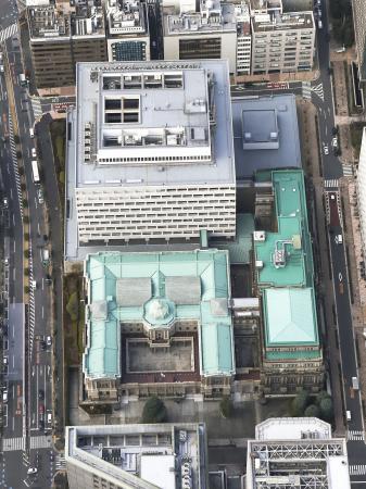 東京都中央区の日銀本店＝２０２３年２月（共同通信社ヘリから）