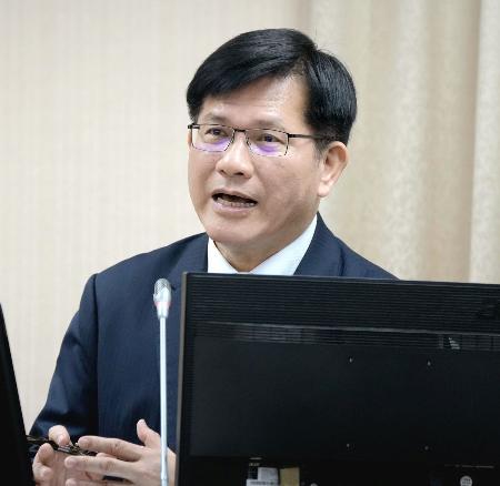 ２０２４年５月、台湾の立法院で発言する林佳竜外交部長＝台北
