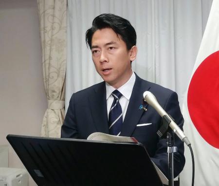 記者会見する小泉防衛相＝１５日午前、国会