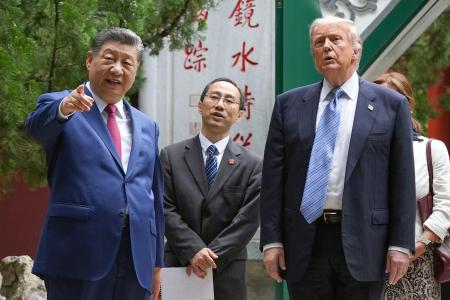 北京の中南海を歩くトランプ米大統領（右）と中国の習近平国家主席（左）＝１５日（ＡＰ＝共同）