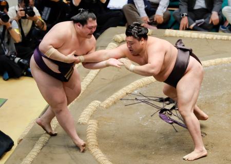 霧島（右）が寄り切りで王鵬を下す＝両国国技館