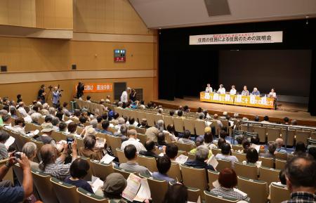 　陸自健軍駐屯地への長射程ミサイル配備を受け、市民団体が開いた住民説明会＝１５日午後、熊本市