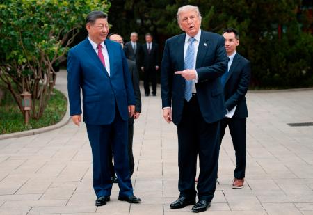 中国訪問の日程を終え、習近平国家主席（左）と言葉を交わすトランプ米大統領＝１５日、北京の中南海（ＡＰ＝共同）