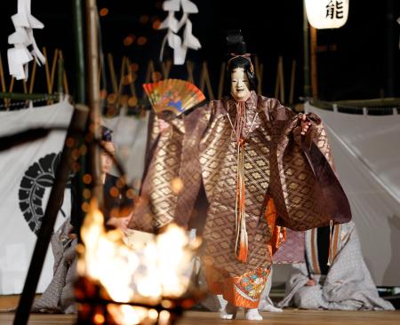 奈良市の興福寺で行われた、古都に初夏の訪れを告げる伝統行事「薪御能」＝１５日夜