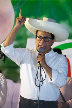 ９日、ペルーの首都リマで、支持者らに話すロベルト・サンチェス元貿易・観光相（ＡＰ＝共同）
