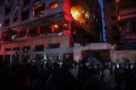 パレスチナ自治区ガザ北部ガザ市で、イスラエルの攻撃を受けた建物=15日(ゲッティ=共同)