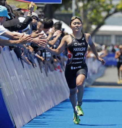 女子 ランでゴールに向かう22位の林愛望=横浜市山下公園周辺特設コース