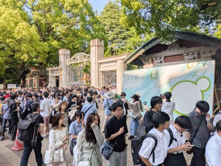 東大の学園祭が中止となり、本郷キャンパスから退場する人たちなどで混雑する正門付近=16日午後、東京都文京区