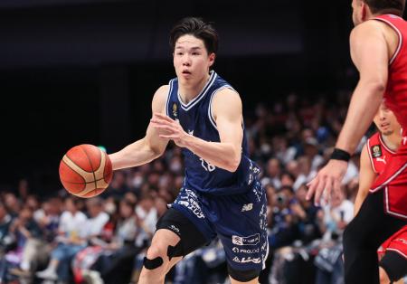 千葉Ｊ戦で攻め込む長崎・馬場＝長崎市ハピネスアリーナ（（Ｃ）Ｂ．ＬＥＡＧＵＥ）