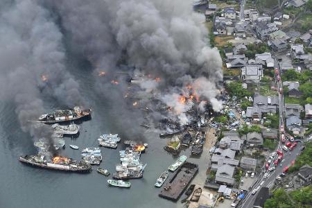 広島県呉市の船舶解体現場で発生した火災＝１４日（共同通信社ヘリから）
