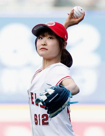 米大リーグ、エンゼルス―ドジャース戦で始球式を務めるフィギュアスケート女子の島田麻央=アナハイム(共同)
