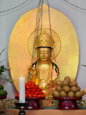 韓国・瑞山の浮石寺に安置された「観世音菩薩坐像」のレプリカ＝１７日（共同）