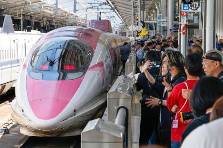 ラストランでJR新大阪駅に入線した、「ハローキティ」をあしらった500系新幹線=17日午前