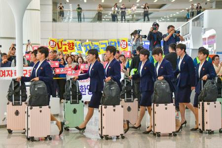 17日、韓国の仁川国際空港に到着した北朝鮮の女子サッカー選手ら(共同)