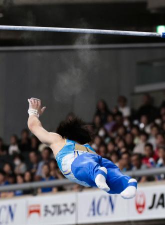 　男子個人総合　鉄棒で落下する橋本大輝＝東京体育館