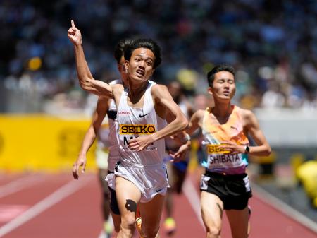 男子３０００メートル　７分３８秒９８の日本新記録で優勝した森凪也（手前）＝ＭＵＦＧスタジアム