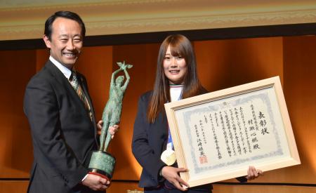 岐阜県民栄誉大賞を受賞し、江崎禎英知事（左）と写真に納まる村瀬心椛選手＝１７日午後、岐阜市