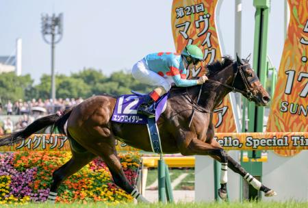 第２１回ヴィクトリアマイルを制したクリストフ・ルメール騎乗のエンブロイダリー＝東京競馬場