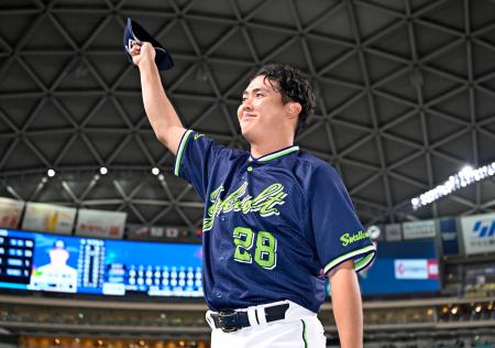 中日に快勝し、声援に応えるヤクルト・松本健＝バンテリンドーム