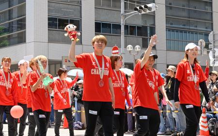 神戸まつりに参加したINAC神戸の選手ら=17日午後、神戸市