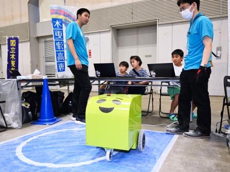 巡回型展示会「KOSEN PARK」に出展した、木更津高専の「ラインカー」のロボット=17日午後、宇都宮市