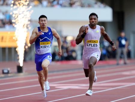 男子100メートル決勝 力走するノア・ライルズ(右)と桐生祥秀=MUFGスタジアム
