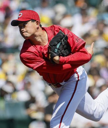 ７回途中無失点で２勝目を挙げた広島・岡本＝甲子園