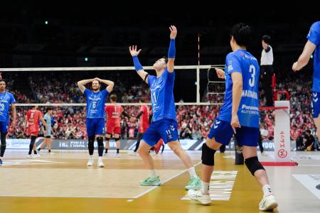 サントリーに勝利し優勝を決め、喜ぶ大阪B・西田(中央)=横浜アリーナ