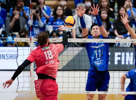 サントリー―大阪B 第1セット、ブロックする大阪B・西田=横浜アリーナ