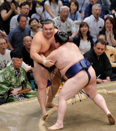 豪ノ山に押し出され敗れた霧島＝両国国技館