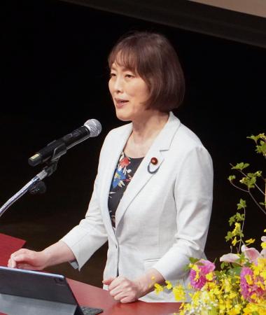 那覇市内で講演する共産党の田村委員長＝１７日午後