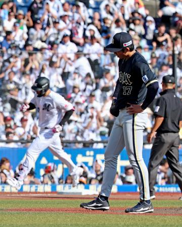 ６回、ロッテのソト（左）に３ランを浴びたオリックス・曽谷＝ＺＯＺＯマリン