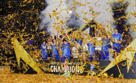 優勝を決め喜ぶ大阪Ｂの選手ら＝横浜アリーナ