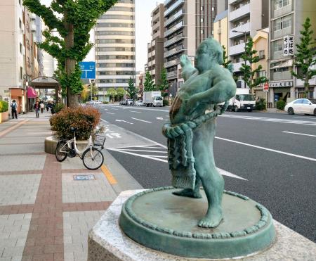 　力士の像が立つ国技館通り＝東京都墨田区