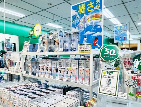 ハンズ新宿店の暑さ対策グッズを集めた売り場=4月