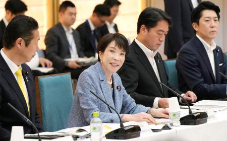 地域未来戦略に関する関係副大臣等会議で発言する高市首相(左から2人目)=18日午前、首相官邸