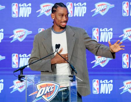 ＮＢＡのＭＶＰに選ばれ、記者会見するサンダーのシェイ・ギルジャスアレクサンダー＝１７日、オクラホマシティー（ＡＰ＝共同）