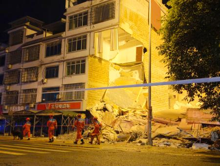 救援活動が続く中国南部の広西チワン族自治区柳州市で起きた地震の現場＝１８日（ＣＮＳ＝共同）
