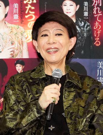 　イベントで記者の質問に答える美川憲一＝東京都港区