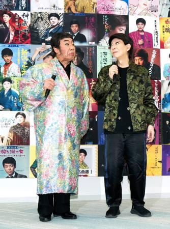 　「さそり座の女」を歌いながら目と目を合わせる美川憲一（右）とコロッケ＝東京都港区