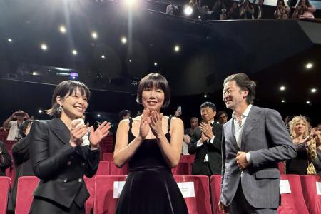 カンヌ国際映画祭で「すべて真夜中の恋人たち」の公式上映後、拍手を浴びる(左から)岸井ゆきの、岨手由貴子監督、浅野忠信=フランス・カンヌ(共同)