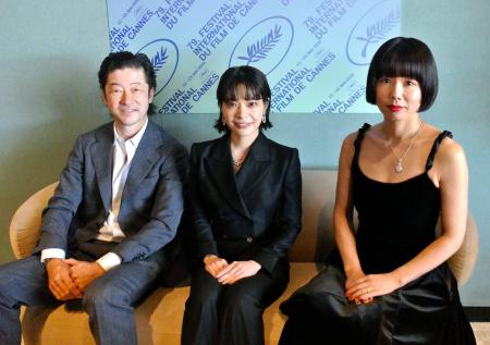 カンヌ国際映画祭で「すべて真夜中の恋人たち」の公式上映後、取材に応じる(左から)浅野忠信、岸井ゆきの、岨手由貴子監督=フランス・カンヌ(共同)