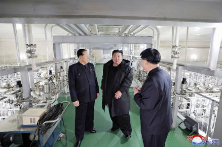 核物質生産基地と核兵器研究所を視察した北朝鮮の金正恩朝鮮労働党総書記(中央)(朝鮮中央通信=共同)